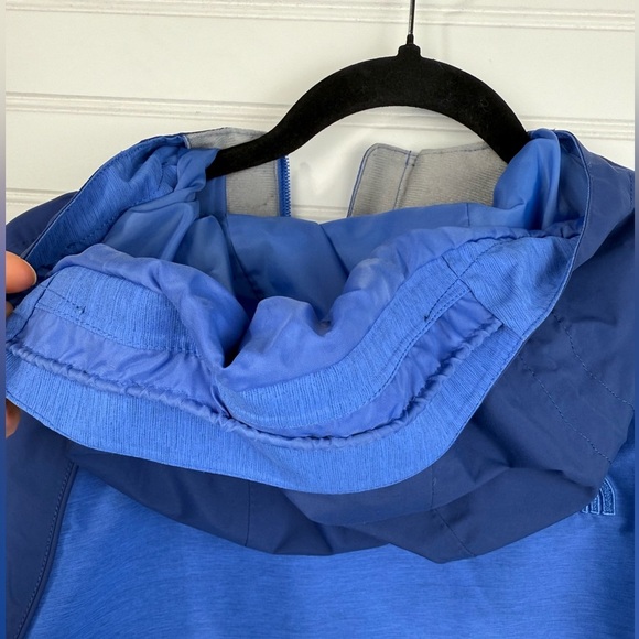 The North Face women’s 2 toned blue hooded windbreaker jacket. Size large. - Picture 7 of 9